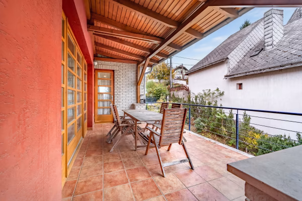 Lenyűgöző panoráma, különleges adottságok, nagyvonalú terek, mindez Csömör kedvelt utcájában - Fedett terasz szabadtéri étkezéshez és pihenéshez - A fedett terasz kényelmes kültéri életteret biztosít, ahol egy étkezőasztal is elhelyezhető. A fa tetőszerkezet és a nyitott kialakítás kellemes helyszínt kínál a szabadtéri étkezésekhez és a kikapcsolódáshoz.