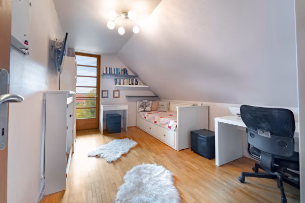 Lenyűgöző panoráma, különleges adottságok, nagyvonalú terek, mindez Csömör kedvelt utcájában - világos tetőtéri szoba, erkélykapcsolattal - A 9 m²-es szoba közvetlen erkélykapcsolattal rendelkezik. A 19 m²-es teraszról élvezhető panoráma az emeleti szobák egyik legvonzóbb adottsága.
