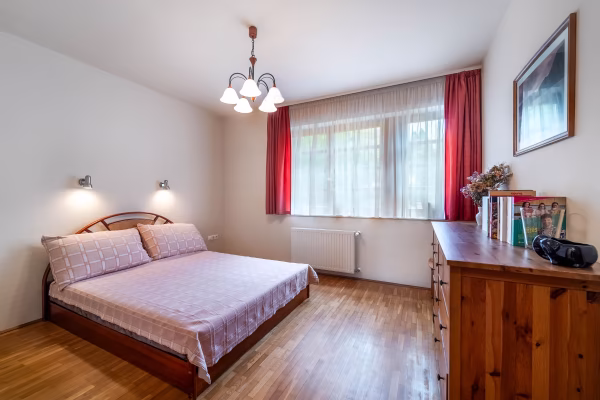 Lenyűgöző panoráma, különleges adottságok, nagyvonalú terek, mindez Csömör kedvelt utcájában - Világos szoba fa parkettával és nagy ablakfelülettel - A földszinten kialakított 14 m²-es külön szoba, amely hálószobaként, vendégszobaként vagy igény szerint más funkcióra is használható