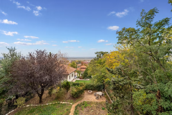 Lenyűgöző panoráma, különleges adottságok, nagyvonalú terek, mindez Csömör kedvelt utcájában - panorámás kilátás az emeleti erkélyről - A 19 m²-es erkélyről élvezhető panoráma az emeleti szobák egyik legvonzóbb adottsága.
