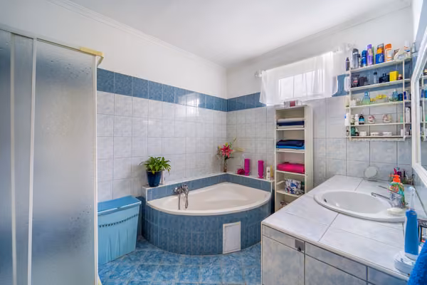 Csömörön nappali+5 szobás ház - Fürdőszoba - 8 m² nagyságú