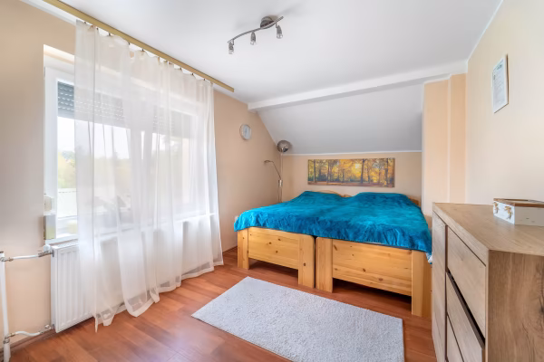 Csömörön, Kálvária területén kétszintes családi ház – tágas terek, garázs és természetközeli környezet - 12 m² nagyságú szoba - A 12 m²-es szoba: kényelmes hálószobának vagy gyerekszobának rendezhető be.