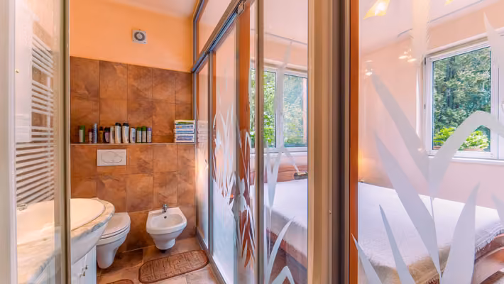 Csömörön luxus ház - Szülői fürdőszoba - Zuhazóval, mosdóval, wc, bidével