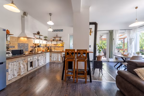 Mediterrán hangulat Csömör csendes utcájában – földszintes, wellness részleggel - Amerikai konyhás nappali - Reggelizó sarokkal és hangulatos Morsø öntöttvas kályhával