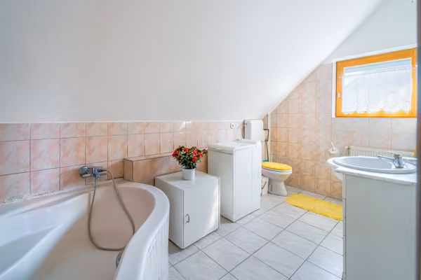 Csömörön, Ófalu részén, kétszintes, nappali+3 szobás ház - Fürdőszoba - -