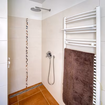Csömörön nappali+4 szobás önálló családi ház - Fürdőszoba - 5 m² nagyságú